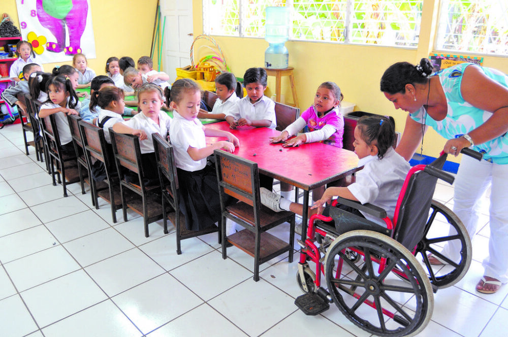 Niños con discapacidad en etapa escolar y su relación con el medio. Psicologos CDMX