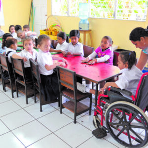 Niños con discapacidad en etapa escolar y su relación con el medio Niños